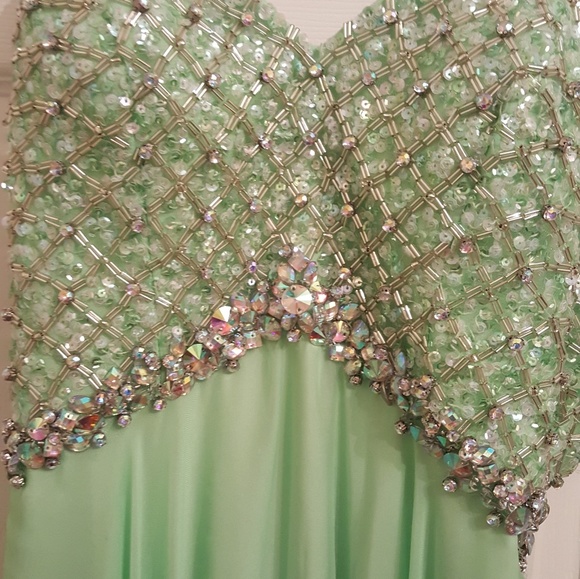 Stunning strapless honeydew/mint prom dress - Picture 2 of 5